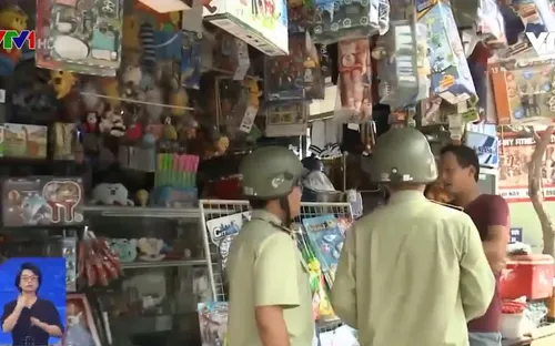 Cảnh báo nguy cơ ngộ độc từ đồ ăn trước cổng trường