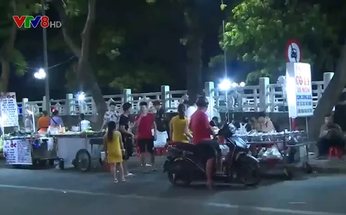 Chợ đêm tự phát giữa trung tâm thành phố Huế