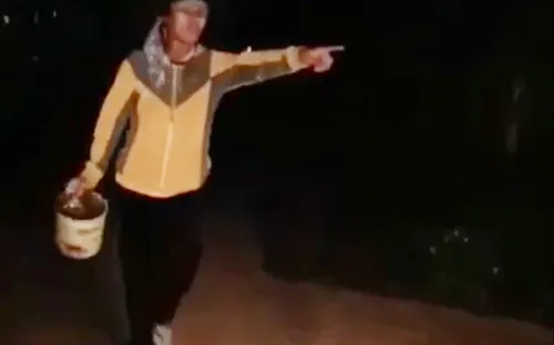 Khởi tố người phụ nữ đổ chất thải lên người bé 2 tuổi để đòi nợ