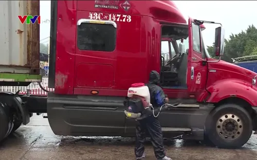 Đổi tài xế tại cửa khẩu Việt Nam - Lào để phòng dịch COVID-19