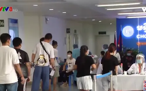 COVID-19 : Bác sĩ Việt Nam chung tay chống dịch với chính phủ Campuchia