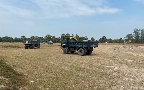 Ngang nhiên sử dụng máy xúc, xe tải khai thác đất mặt trái phép