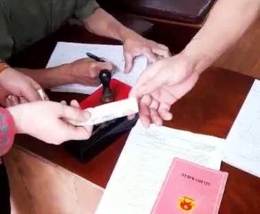 Tạm đình chỉ 2 công an viên thu 100.000 đồng làm căn cước gắn chip