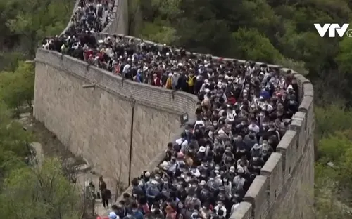 Người dân Trung Quốc đổ xô đến Vạn Lý Trường Thành