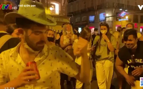 COVID-19: Người Tây Ban Nha đổ ra đường ăn mừng việc dỡ bỏ tình trạng khẩn cấp