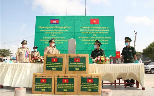 Bộ đội Biên phòng Việt Nam hỗ trợ 350.000 khẩu trang cho Lào và Campuchia