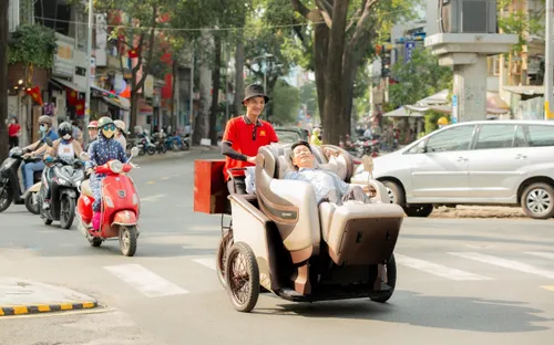 Mạc Văn Khoa trải nghiệm đạp "Xích Lô Mát Xa" cùng Kingsport