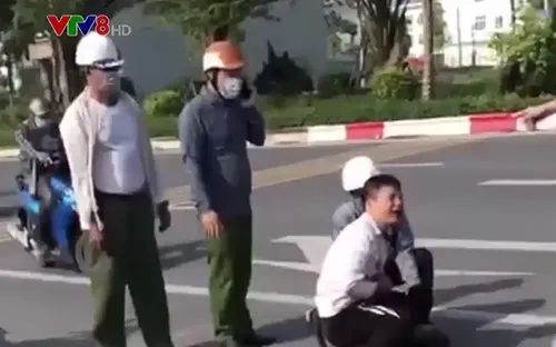 Kỷ luật cán bộ công an đứng nhìn tài xế taxi vật lộn với tên cướp