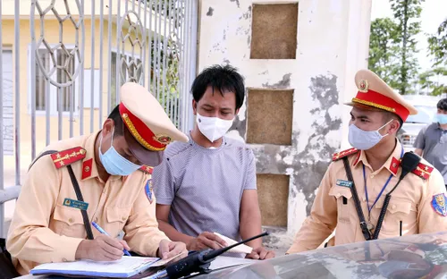 Không đội mũ bảo hiểm bị phạt gấp đôi mức hiện hành