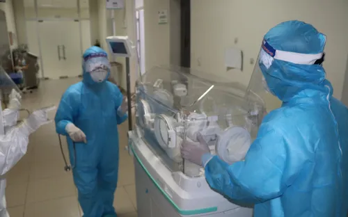 Hiếm muộn 11 năm, sản phụ mắc COVID-19 sinh con trong khu cách ly