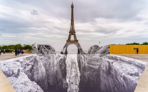 Nghệ thuật sắp đặt 3D chào mừng Tháp Eiffel sắp đón khách trở lại