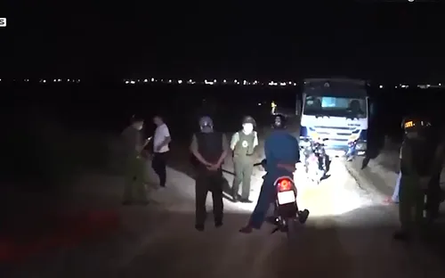 Xuyên đêm truy quét khai thác cát trái phép trên sông Trà Khúc