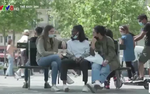 Thanh thiếu niên Pháp do dự về việc tiêm vắc xin ngừa COVID-19