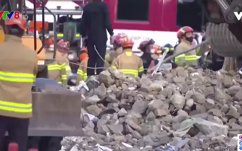 Hàng chục người thương vong khi tòa nhà 5 tầng đổ sập lên xe buýt