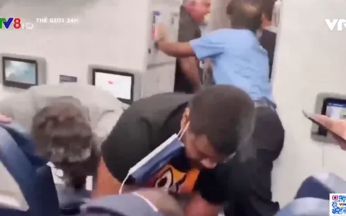 Máy bay hạ cánh khẩn cấp vì hành khách đòi mở cửa máy bay