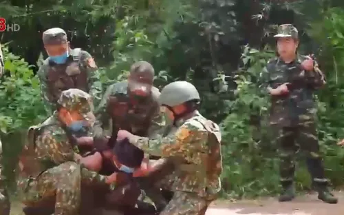 Bắt đối tượng vận chuyển ma túy qua biên giới