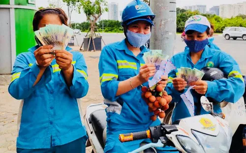 Công nhân vệ sinh môi trường bị nợ lương trong phóng sự của VTV rưng rưng cảm động khi nhận tiền ủng hộ