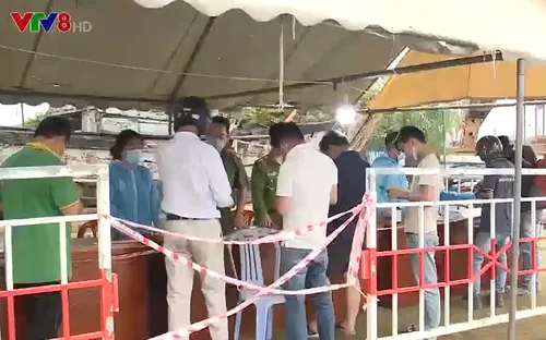 Đà Nẵng: Chốt chặn y tế, không ngăn sông cấm chợ