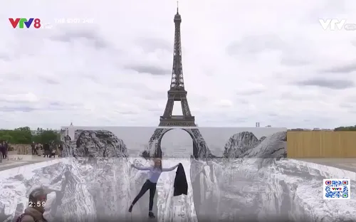 Tháp Eiffel trên vách đá