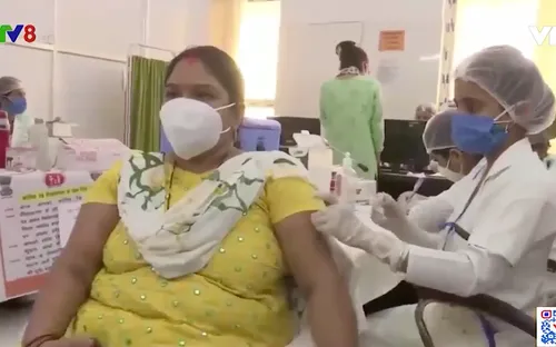 Ấn Độ tiêm miễn phí vắc xin COVID-19 cho người trưởng thành