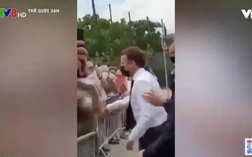 Lực lượng bảo vệ không kịp ngăn đối tượng quá khích tấn công Tổng thống Pháp