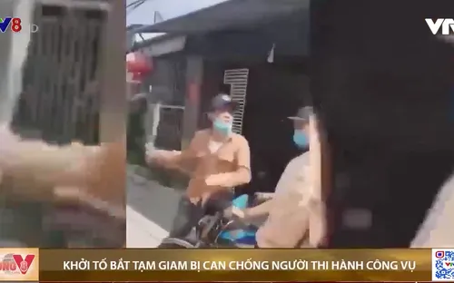 Không đội mũ bảo hiểm còn chém cảnh sát giao thông