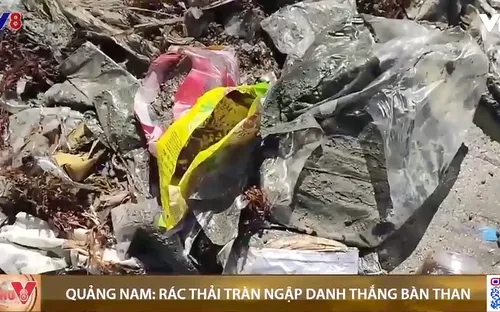 Quảng Nam: Rác thải tràn ngập danh thắng bãi biển Bàn Than