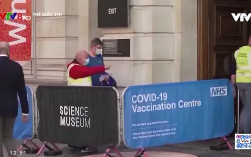 Anh miễn trừ cách ly cho nhân viên y tế và công tác xã hội đã tiêm chủng đầy đủ