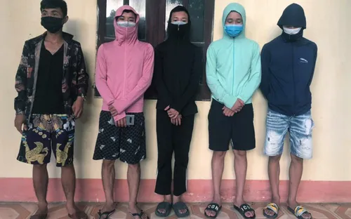 Hà Nội: Bất chấp lệnh cấm, nhiều thanh niên vẫn đi câu cá, bắn chim