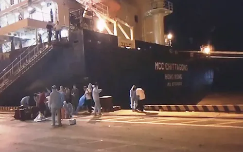 Tiếp nhận 18 thuyền viên gặp nạn trên vùng biển quốc tế