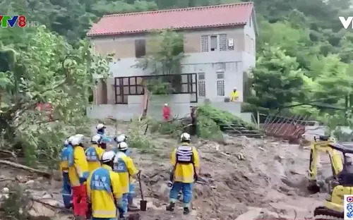 Mưa lớn gây sạt lở đất làm chết người ở Nhật