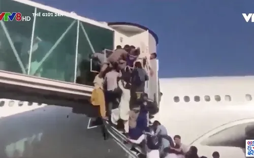 Người dân Afghanistan thiệt mạng khi cố đu bám thân máy bay để di tản khỏi đất nước