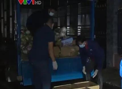 Xuyên đêm chuyển lương thực, thực phẩm đến người dân "vùng đỏ"