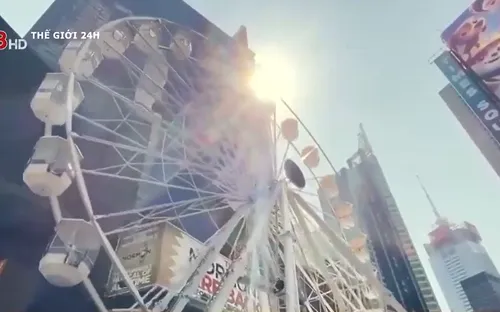 Đu quay giữa quảng trường Thời Đại, thành phố New York