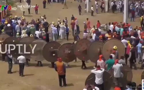 Hàng trăm người tham gia lễ hội ném đá vào nhau ở Ấn Độ