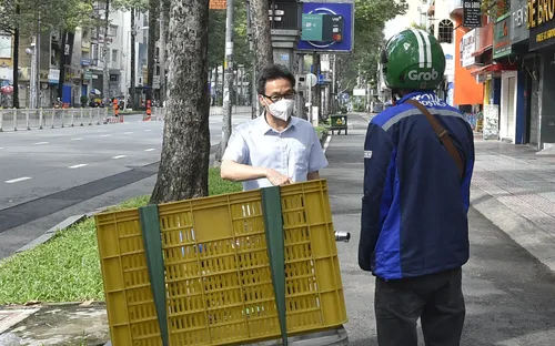 Phó Thủ tướng Vũ Đức Đam gặp gỡ, động viên shipper, người dân TP Hồ Chí Minh
