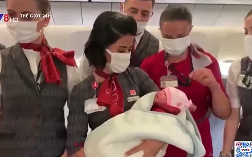 Em bé  Afghanistan chào đời trên máy bay sơ tán