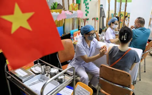 Người nhập cảnh tiêm đủ liều vaccine COVID-19 chỉ cách ly tập trung 7 ngày