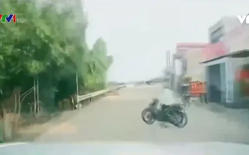 Suýt gặp nạn do sang đường bất cẩn