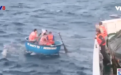 Kiểm ngư đưa 4 ngư dân bị nạn trên biển về bờ an toàn