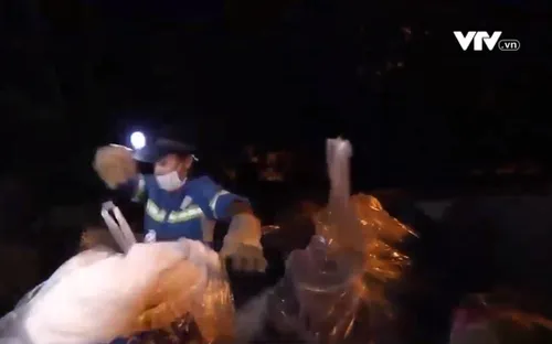 Nỗi sợ của công nhân môi trường khi thu gom rác ca đêm