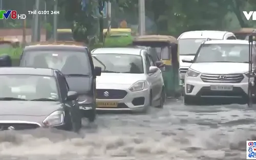 Giao thông hỗn loạn vì mưa lớn tại Ấn Độ