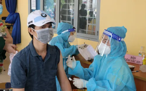 Người dân Bình Dương đồng loạt đi tiêm vaccine Vero Cell trong ngày Quốc khánh