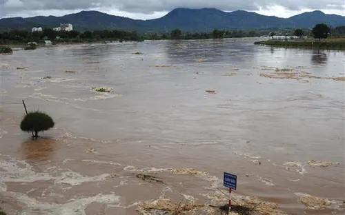 Hai chị em bị lũ cuốn trên đường đi học, 1 em tử vong