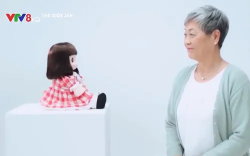 Robot "cháu cưng" giúp người già bớt cô đơn