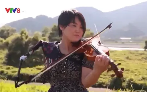 Trình diễn violon với 1 cánh tay giả