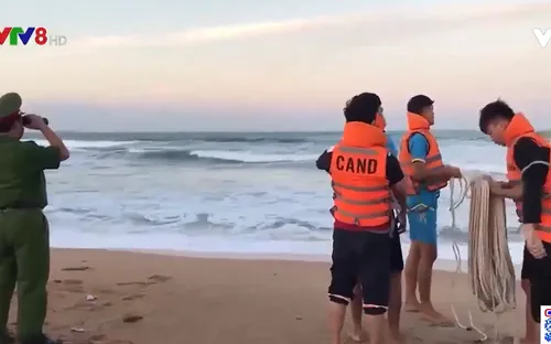Phú Yên: 2 học sinh bị sóng biển cuốn mất tích