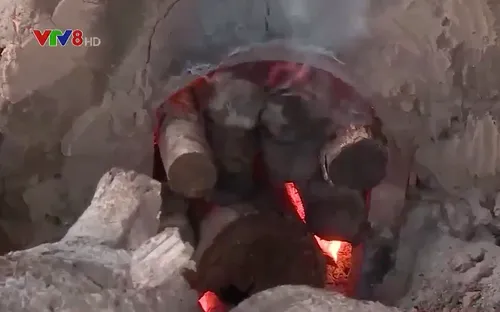 Các lò than ngang nhiên hoạt động trong khu dân cư - Trách nhiệm thuộc về ai?