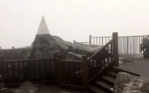 Lào Cai: Băng tuyết bao phủ trên đỉnh núi Fansipan