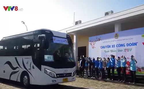 Chuyến xe công đoàn đưa công nhân về quê đón Tết